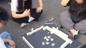 中國民眾遇到大塞車，竟席地打麻將（圖／翻攝自後浪視頻）