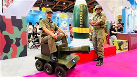 阿特開著迷你坦克繞場  金門老兵召集令到台北國際秋季旅展宣傳