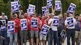 ▲聯合汽車工會擴大針對底特律汽車製造商的罷工，已增加了7000名工人加入。（圖／美聯社／達志影像）