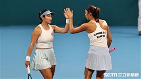 ▲杭州亞運網球女雙，詹詠然、詹皓晴和李亞軒、梁恩碩上演「台灣內戰」。（圖／記者劉彥池攝影）