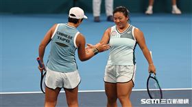 ▲杭州亞運網球女雙，詹詠然、詹皓晴和李亞軒、梁恩碩上演「台灣內戰」。（圖／記者劉彥池攝影）