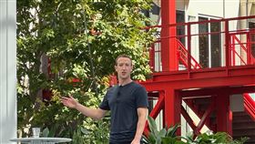 Meta執行長看好智慧眼鏡平台Meta創辦人暨執行長祖克柏（Mark Zuckerberg）27日在美國加州總部舉辦的Connect大會表示，智慧眼鏡是未來很重要的技術平台，讓人們得以自然看見實體世界中的數位全像投影。中央社記者吳家豪加州孟羅公園攝 112年9月28日