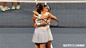 ▲杭州亞運網球女雙，詹詠然、詹皓晴拿下金牌。（圖／記者劉彥池攝影）