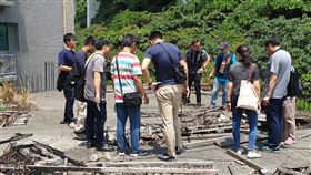 新莊爛尾樓雜亂如鬼屋　市府稽查開罰限期封閉新北市新莊區新北大道7段處有棟5樓公寓因糾紛停工20多年成爛尾樓，被當地民眾形容如同鬼屋，市府26日派員前往稽查，開罰建商並要求封閉現場，避免造成治安衛生隱憂。（市府提供）中央社記者王鴻國傳真　109年7月26日