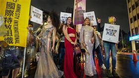 跨性別遊行台北登場  與會者盛裝打扮台灣同志諮詢熱線協會28日晚間在台北西門紅樓廣場舉辦2022第4屆台灣跨性別遊行，吸引民眾到場響應參與，現場也有跨性別移工加入遊行行列，盛裝出席。中央社記者裴禛攝  111年10月28日