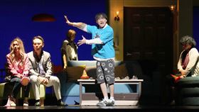 「人間條件八」以兒孫眼光探看老者身心問題新生代饒舌歌手青蛙（右2）在導演吳念真作品「人間條件八－凡人歌」中飾演孫子一角，以RAP展現劇中角色處境，探看老者身心問題，表現出色。（綠光創藝提供） 中央社  112年9月30日