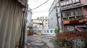 危老都更搭上法令「特快車」加速審查，已成為北市老宅更新的主要途徑。 政府欠缺監督把關，導致建商倒閉跑路又無法可管，危老都更之路雪上加霜。圖為北投爛尾建案「泊山妍」基地。鏡週刊 