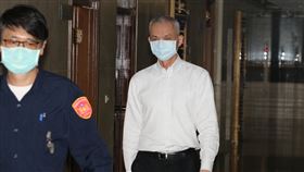 涉炒作松崗數位文創股票　檢調再傳喚朱國榮台北地檢署偵辦國寶集團總裁朱國榮（後）等人涉嫌炒作松崗數位文創股票案，繼去年約談朱國榮多次並以新台幣1億元交保後，29日再度約談朱國榮到案說明。中央社記者蕭博文攝　109年10月29日