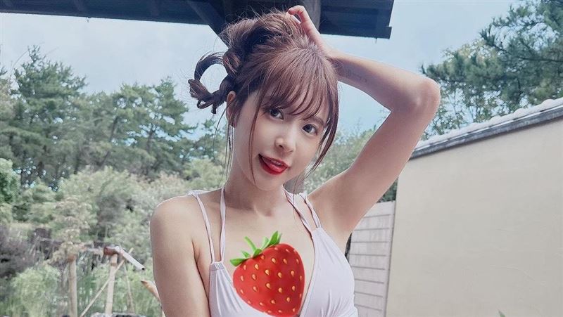 孟潔穿連身泳裝秀身材　中秋節辣翻2萬人