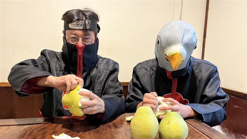 拚選民記憶點！江肇國合體網紅玩cosplay