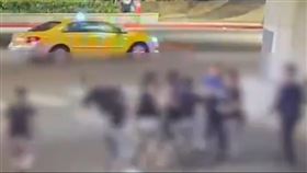 松山區基隆路發生打架鬥毆，其中1人遭砍殺，原因竟是言語調戲黃嫌女友。（圖／翻攝畫面）