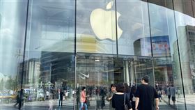 蘋果新手機開賣  首週末中國消費者未減（1）北京熱鬧商店街王府井的蘋果門店，在蘋果發售iPhone 15系列手機的首個週末，許多消費者來到門市試用。中央社記者呂佳蓉北京攝  112年9月23日