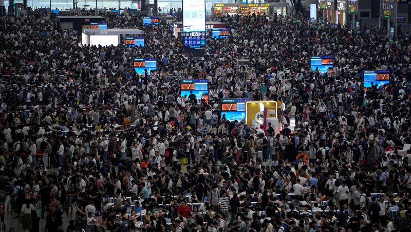 高鐵「超載」尷尬卡月台　擠爆震撼畫面曝