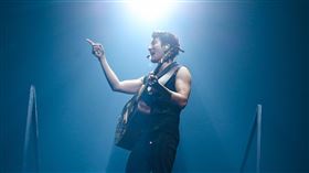 王力宏唱到一半走下台。（圖／記者楊澍攝影）