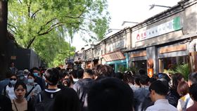 中國五一黃金週  南鑼鼓巷湧人潮已商業化的胡同南鑼鼓巷在今年五一假期間人山人海的景象。中央社記者呂佳蓉北京攝  112年5月2日