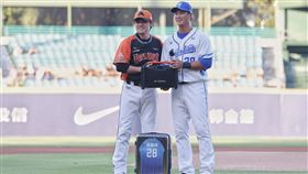 ▲由陳鏞基代表贈送與胡金龍及羅錦龍共同贈送高國輝的行動卡拉OK。（圖／富邦悍將球團提供）