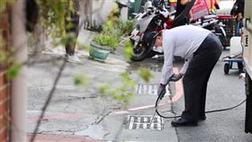 登革熱防疫！黃偉哲親背20kg熱煙霧機噴藥（圖／翻攝自南市府）