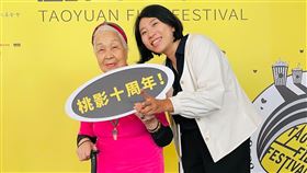 導演徐紫柔（右）和阿嬤蔡鍾景妹《邀阿公阿嬤拍B級殭屍片》在桃園影展首映。（圖／桃園電影節提供）