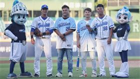 ▲大哥高國輝引退，4兄弟齊聚一堂。（圖／富邦悍將球團提供）