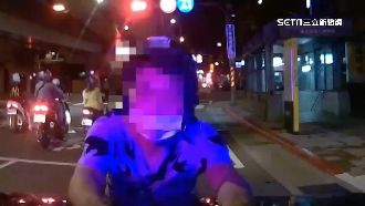 獨／不滿臨檢開單　醉男趴警車引擎蓋遭壓