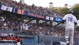 高國輝引退  球迷到場見證中華職棒富邦悍將隊30日在新莊主場替陣中球星高國輝（右）舉辦引退賽主題日「完美輝擊：MY HERO」，吸引許多球迷到場見證高國輝引退的歷史時刻。中央社記者張新偉攝  112年9月30日