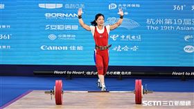 ▲杭州亞運舉重女子55公斤級，北韓江賢京抓舉103公斤、挺舉130公斤、總和233公斤都打破亞運、亞洲和世界紀錄。（圖／記者劉彥池攝影）