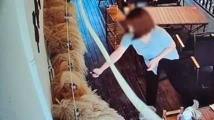手賤燒店內裝飾！女子闖禍秒拿包落跑