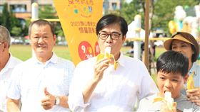 陳其邁出席2023旗山香蕉文化節活動高雄市長陳其邁（左2）30日出席在旗山體育場舉行的2023旗山香蕉文化節，為農友們加油打氣，並大口品嘗清甜可口的香蕉及特製冰品等。（高雄市政府提供）中央社記者洪學廣傳真  112年9月30日