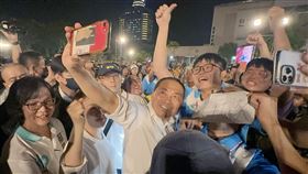 侯友宜出席浩天宮起馬宴  民眾簇擁下進場國民黨總統參選人侯友宜（中）30日晚間在台中梧棲出席浩天宮起馬宴，受到現場群眾簇擁，熱情要和他拍照合影。中央社記者趙麗妍攝  112年9月30日