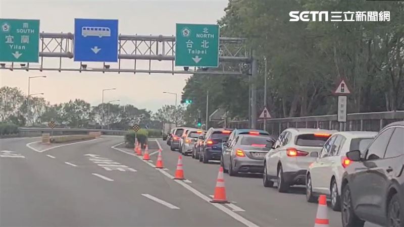 收假日一早雪隧車多　午後國5北向高乘載