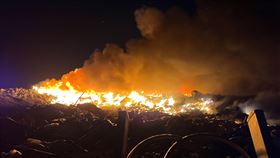 澎湖吉貝垃圾掩埋場火警（1）位於澎湖縣北海離島的吉貝村垃圾掩埋場9月30日下午突然起火，濃煙直竄天際，由於廢棄物底層蓄積沼氣，導致火勢持續悶燒並有復燃跡象。（澎湖縣消防局提供）中央社澎湖傳真  112年10月1日