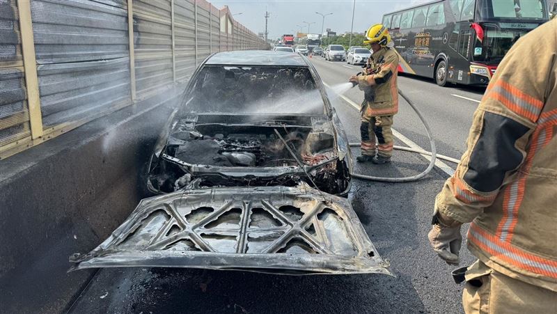 新／中秋收假意外！國1北上仁德段火燒車