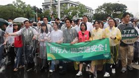 賴清德參與還路於民大遊行挺行人由路權團體發起的「還路於民大遊行」20日下午從凱達格蘭大道集結出發，民進黨總統參選人、副總統賴清德（前右4）也穿起雨衣加入遊行隊伍。中央社記者王飛華攝  112年8月20日