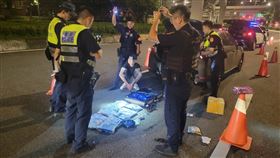 通緝犯遇警攔查  遭起獲毒咖啡包因傷害罪遭通緝的18歲莊姓男子（蹲者）近日駕車行經台北市內湖區，遭執行路檢勤務的警方在後車廂行李箱內起獲毒咖啡包、大麻菸彈等違禁品，全案詢後將莊男依違反毒品危害防制條例移送法辦。（翻攝照片）中央社記者黃麗芸傳真  112年10月1日