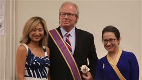 昆布勞在美為台遊說30載 蕭美琴代頒景星勳章駐美代表蕭美琴（右）30日代表總統蔡英文，頒授大綬景星勳章給為台灣在美國國會遊說34年的台灣人公共事務會（FAPA）資深政策顧問昆布勞（中）。左為昆布勞夫人何燕青。中央社記者徐薇婷華盛頓攝  112年10月1日