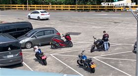 重機,停車格。（圖／翻攝畫面）