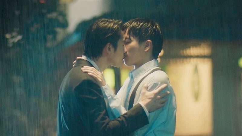 2男神纏綿濕吻60秒　雨中激情互動被封神