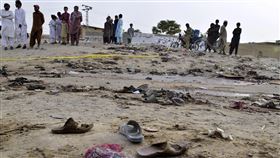 巴基斯坦兩座清真寺遭遇自殺炸彈攻擊。圖為第一起爆炸事件現場。（圖／美聯社／達志影像）