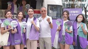 ▲賴佩霞與夫出席快閃三創行動咖啡餐車、連署站