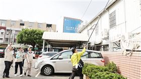 黃偉哲、羅一鈞視察台南社區登革熱防治作業台南市長黃偉哲（前左）與進駐台南的衛福部疾管署副署長羅一釣（前左3）1日共同視察仁德區登革熱防治作業，透過電子天溝棒查看是否有積水。（台南市政府提供）中央社記者楊思瑞台南傳真  112年10月1日