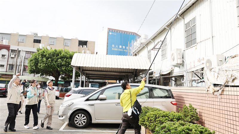 力拚登革熱疫情降溫　黃偉哲再度親自噴藥
