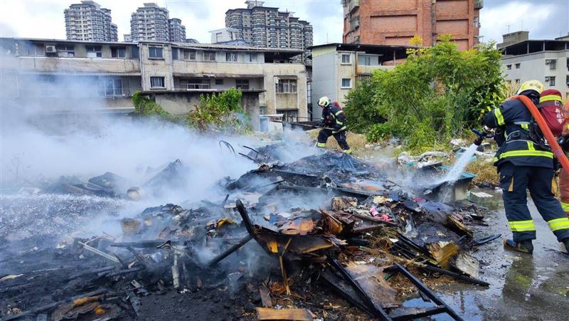 新店民宅頂樓起火！　竟是民眾在燒垃圾