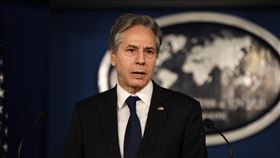 世界新聞自由日 布林肯關切中國對台發動混合戰 美國國務卿布林肯3日表示，台灣處於中共混合戰前線，北京利用假訊息及網路攻擊扭曲台灣資訊環境與民主程序，美台致力合作支持獨立新聞工作，努力建立社會對假訊息及其他類型外來干預的韌性。中央社記者徐薇婷華盛頓攝 111年5月4日