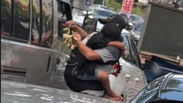 男背女童賣玉蘭花　真相竟是戴假髮博同情