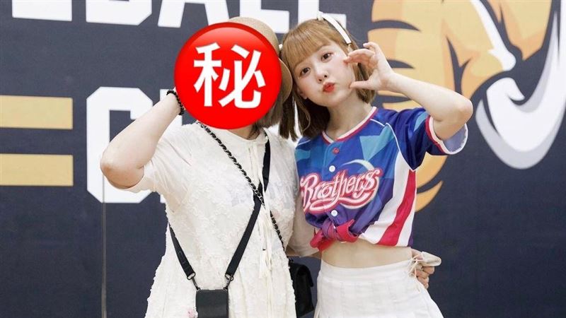 啦啦隊畇二媽媽現身球場　母女被讚太像了