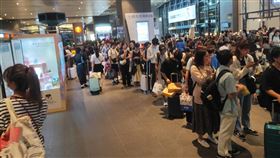 中秋連假收假  高鐵台中站湧人潮（2）中秋節3天連假最後一天，高鐵台中站自1日下午起湧入大批人潮，車站大廳滿是要搭乘自由座北上旅客，人龍一路從2樓大廳排到1樓站外。（民眾提供）中央社記者蘇木春傳真  112年10月1日