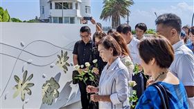 南方澳跨港大橋感恩紀念物揭幕  林姿妙出席宜蘭縣「南方澳跨港大橋感恩紀念物」1日在南方澳討海文化館正式揭幕，宜蘭縣長林姿妙（前右2）等人在工殤紀念牆前追思並獻花致意。（宜蘭縣政府提供）中央社記者王朝鈺傳真  112年10月1日