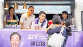 ▲賴佩霞與夫出席快閃三創行動咖啡餐車、連署站。（圖／郭辦提供）