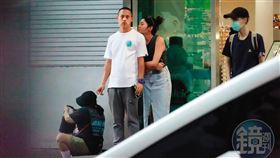 9/23， 17:28蔣友青在路邊吞雲吐霧，周玟君貼倚在他的肩上黏兮兮。