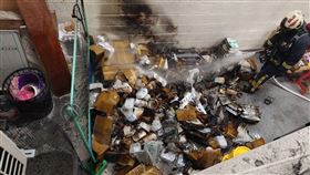 新店裕隆城，開幕4天深夜起火，地下一樓堆放雜物，疑燈具蓄電池起火(圖／翻攝畫面)